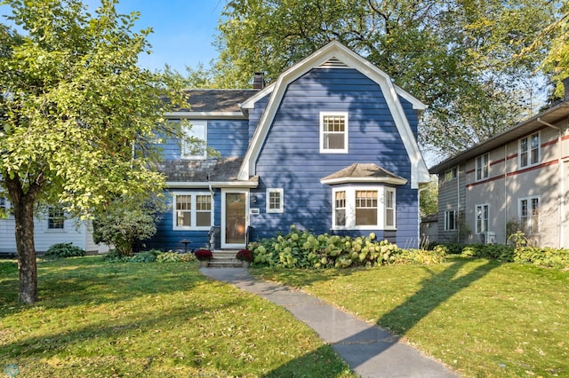 view of front of property featuring a front yard