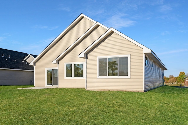 back of house featuring a lawn