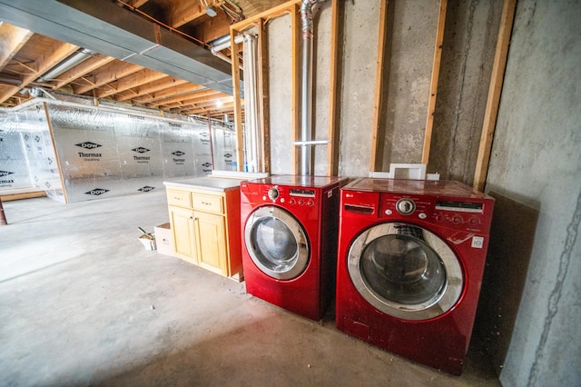 washroom with washing machine and dryer