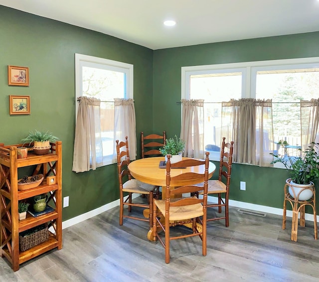 dining room featuring recessed lighting, visible vents, baseboards, and light wood-style flooring