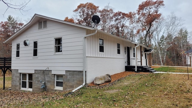 view of side of property featuring a yard