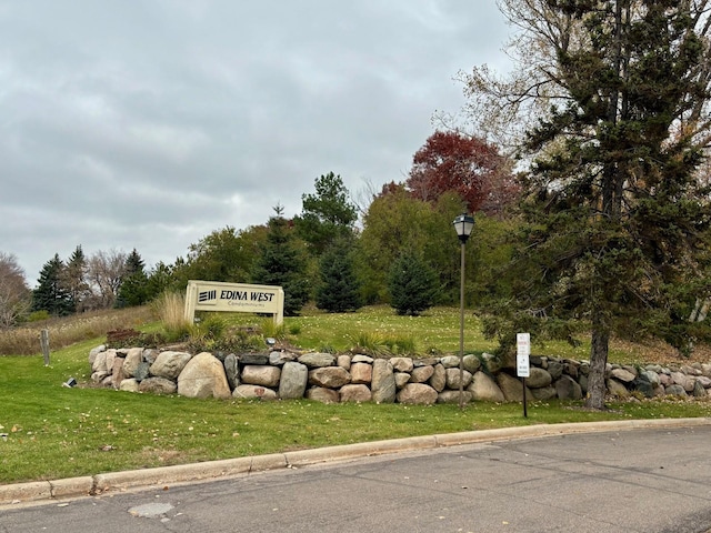 community sign with a yard