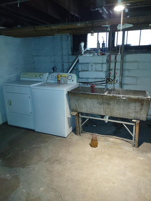 basement featuring washer and clothes dryer