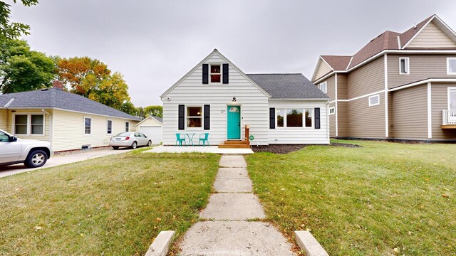 view of front facade with a front lawn