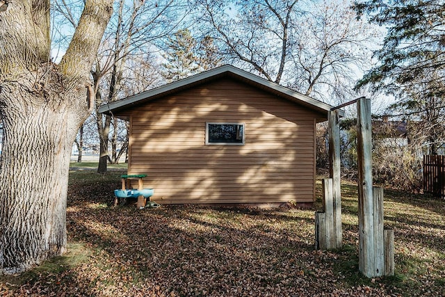 view of side of property with a storage shed