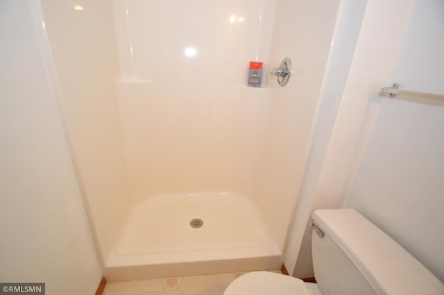 961 113th Ave NE, Blaine, MN 55434 - bathroom featuring toilet and a stall shower