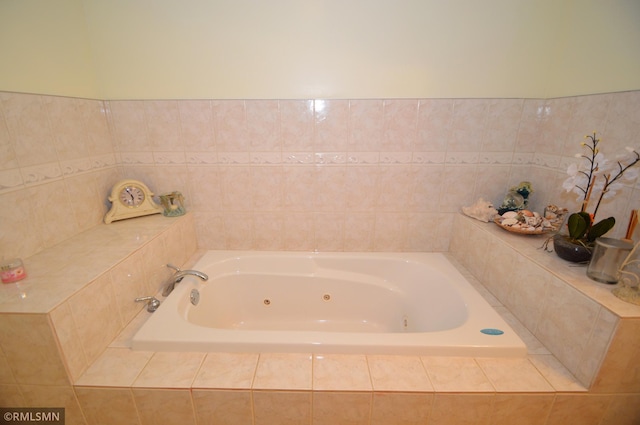 961 113th Ave NE, Blaine, MN 55434 - bathroom featuring a tub with jets