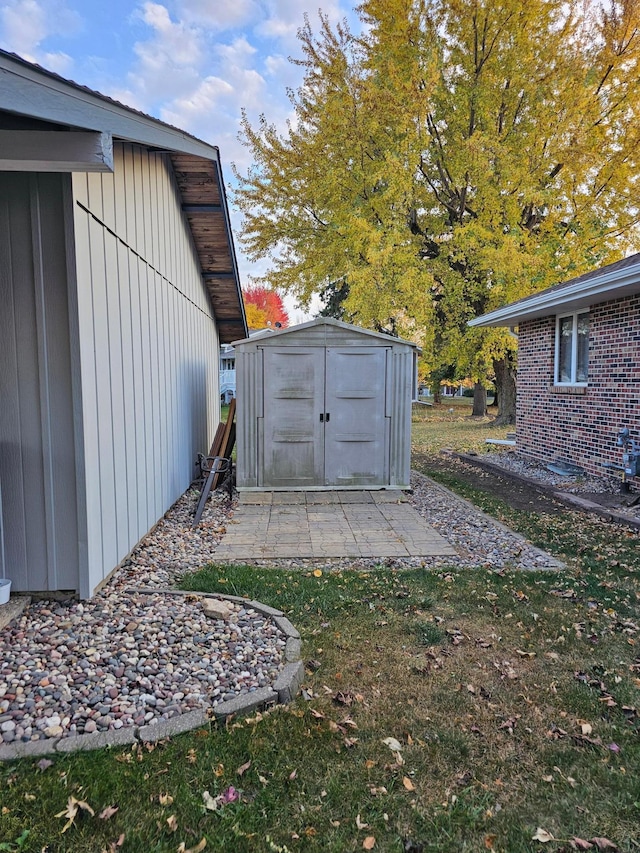 view of yard with a storage shed