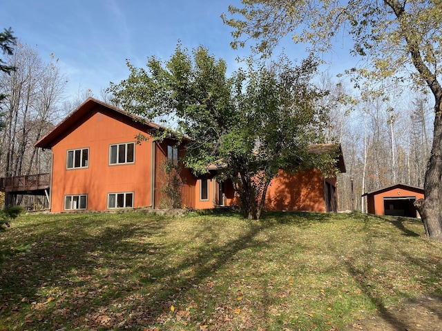 view of yard with an outdoor structure