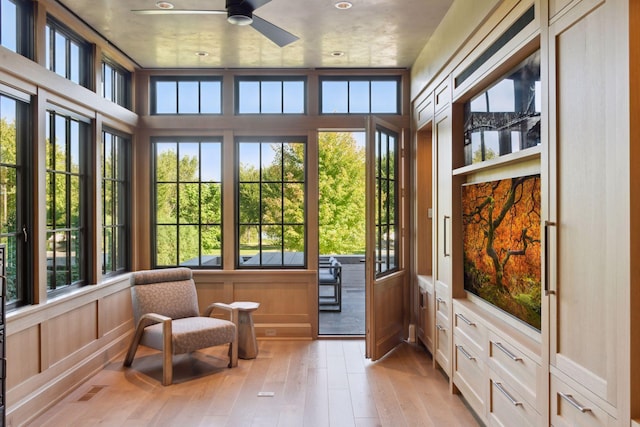 sunroom with ceiling fan