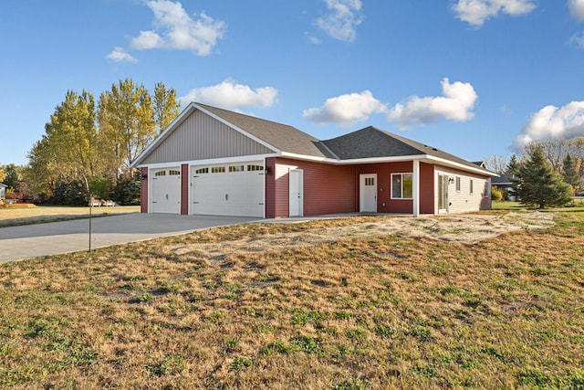 view of front of home featuring a front yard and a garage