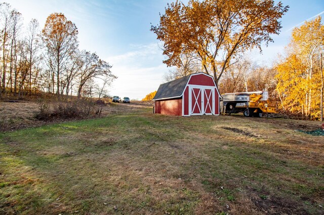 view of yard featuring a storage unit