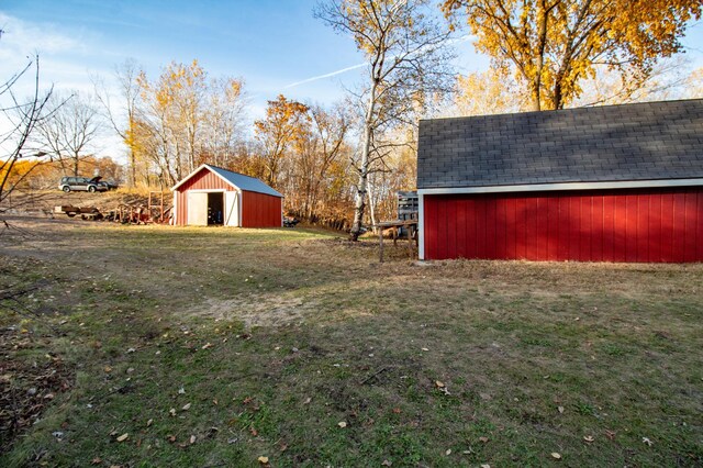 view of yard with an outbuilding