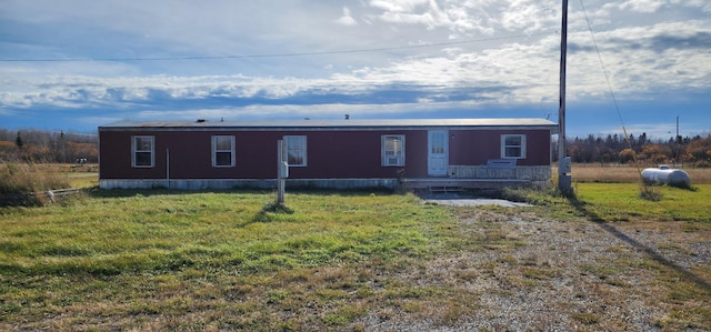 manufactured / mobile home featuring a front yard