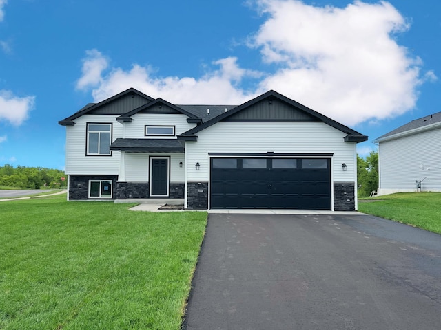 view of front of property featuring a front yard and a garage