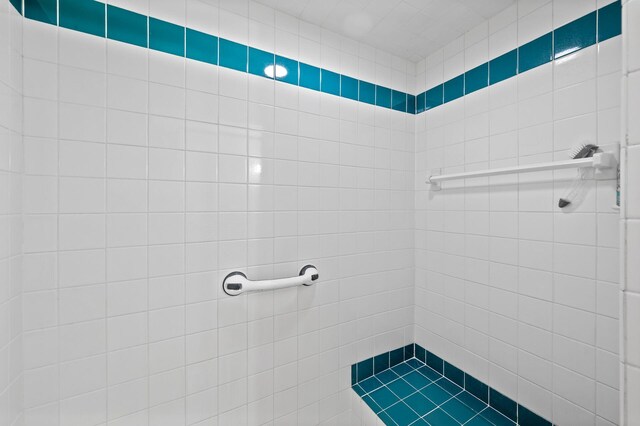 2523 Dupont Ave N, Minneapolis, MN 55411 - full bathroom with a tile shower