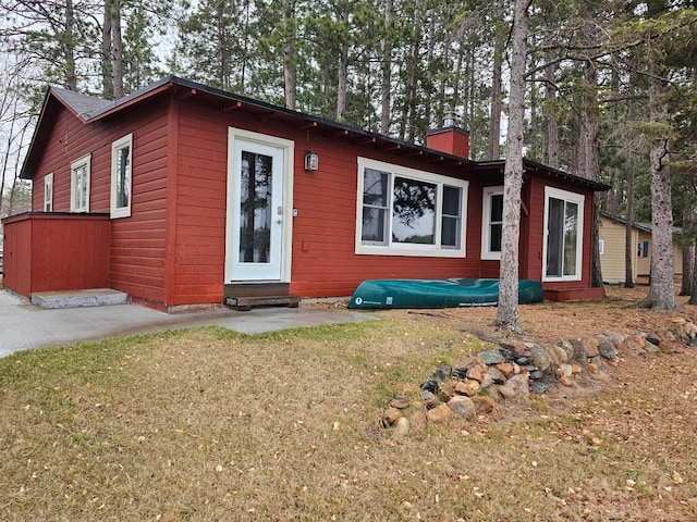 view of front of house featuring a front yard