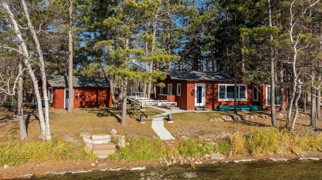 view of yard featuring a water view