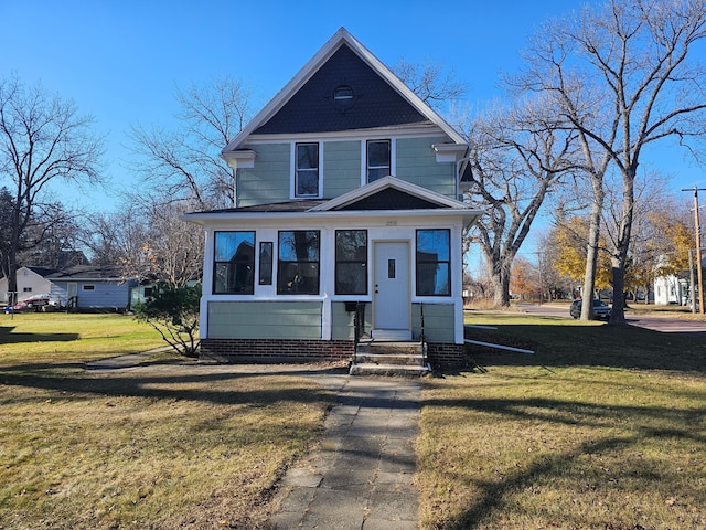 view of front of home featuring entry steps and a front lawn