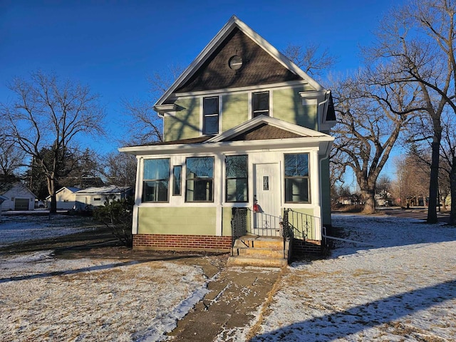 american foursquare style home featuring entry steps