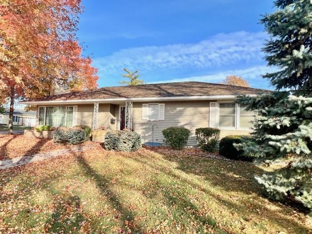 single story home featuring a front yard