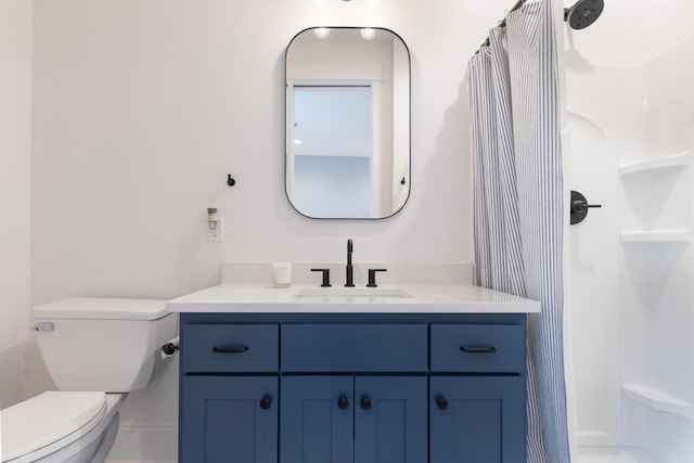 full bathroom featuring toilet, a shower with shower curtain, and vanity