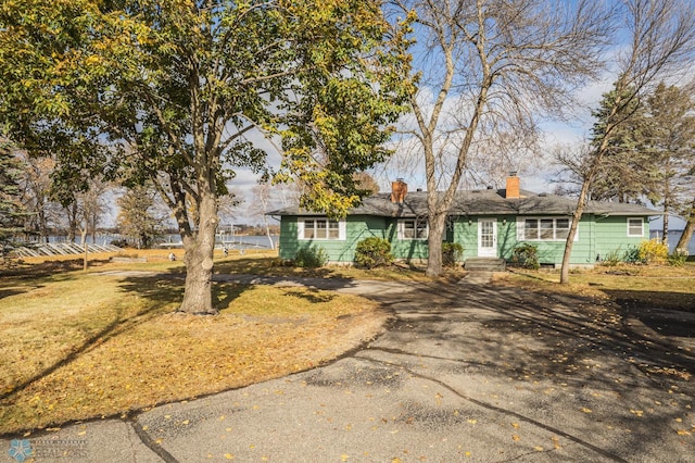 single story home featuring a front yard