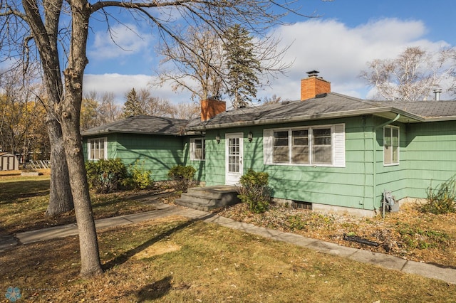 view of front of house with a front lawn