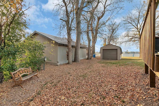 view of yard featuring an outbuilding