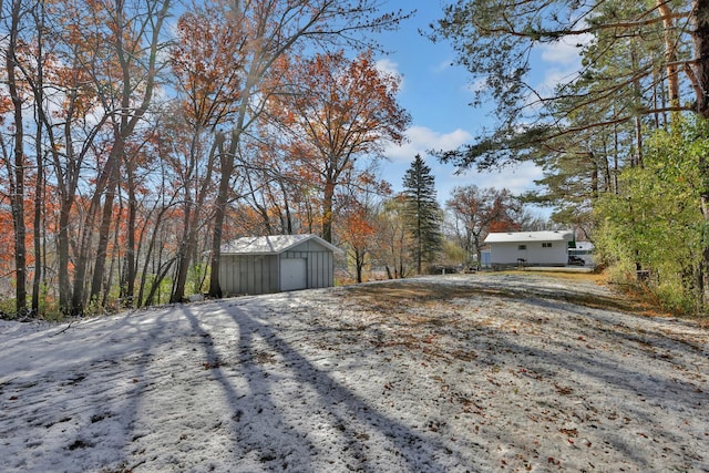 view of yard featuring a storage shed