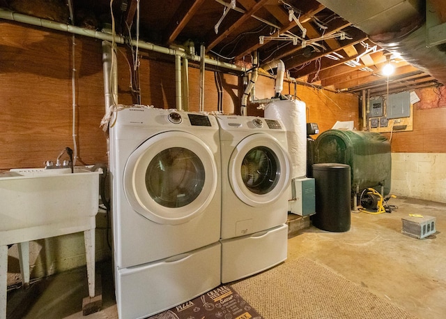 laundry area featuring water heater and washer and clothes dryer