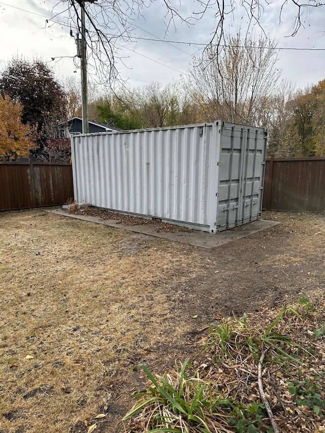 view of yard featuring a storage unit