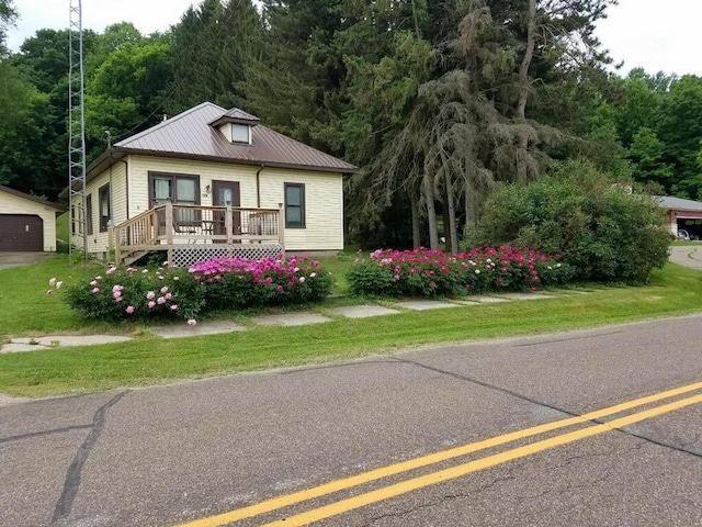 view of front of house featuring a front yard, an outdoor structure, and a garage