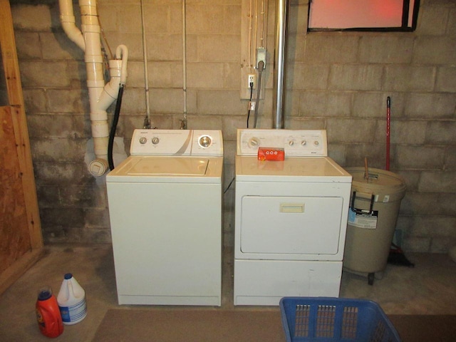 washroom featuring washing machine and clothes dryer