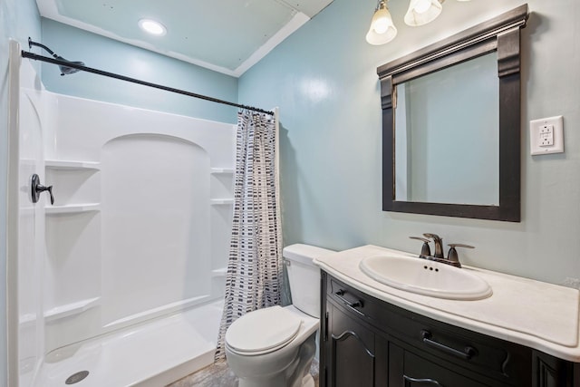 full bath with toilet, vanity, and a shower with shower curtain