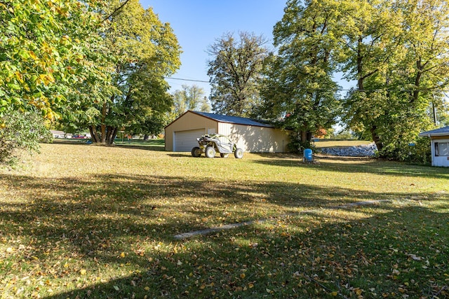 view of yard featuring an outdoor structure and a garage