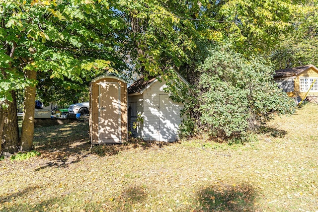 view of yard featuring a storage shed