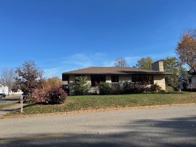 view of front facade with a front lawn