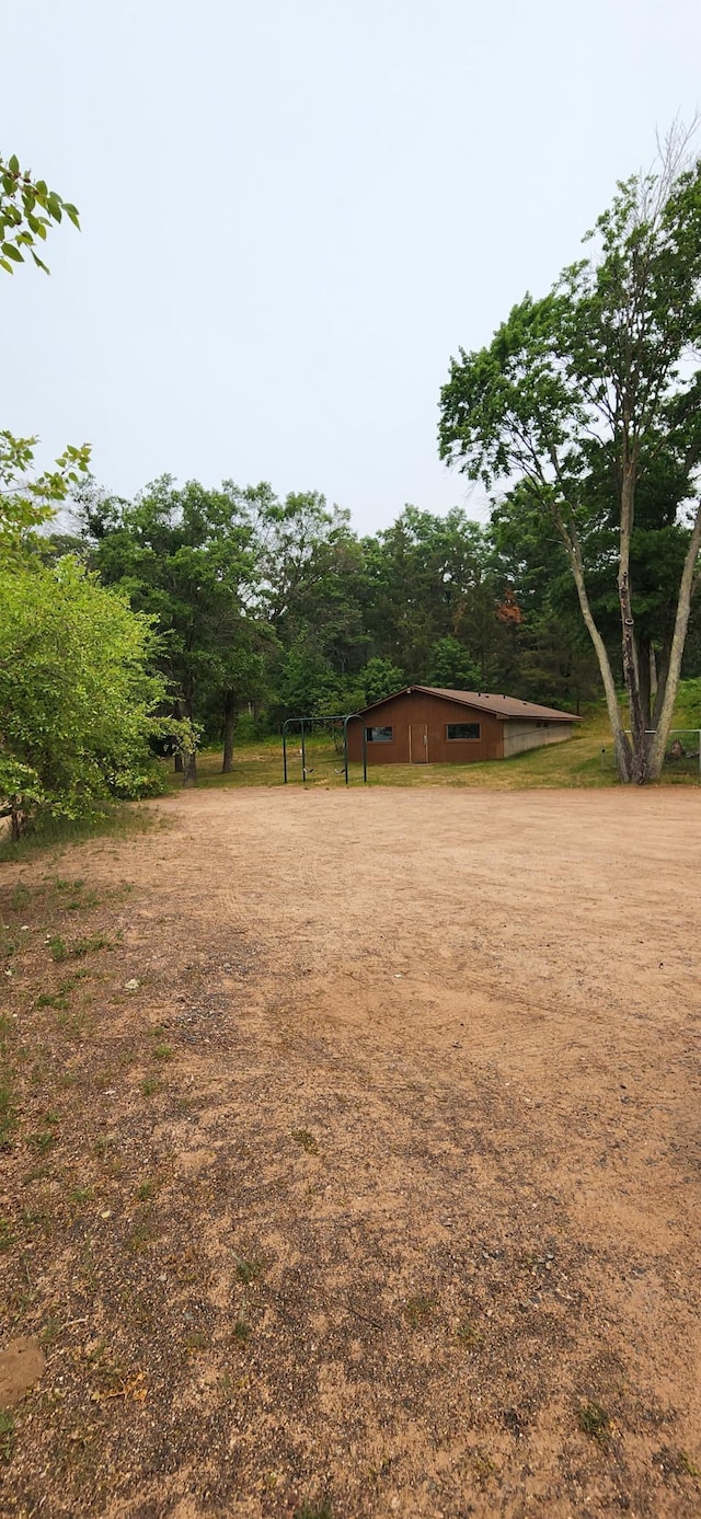 view of yard with an outdoor structure