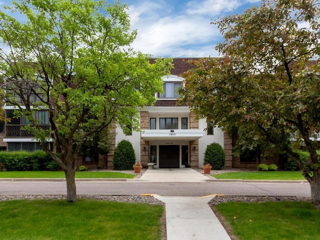 view of front of house featuring a front yard