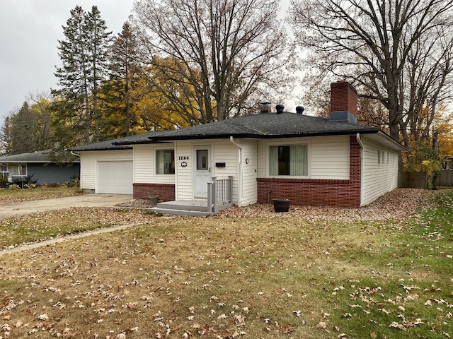 ranch-style house featuring a front lawn and a garage