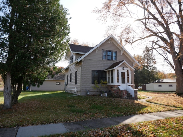 view of front of house featuring a front yard