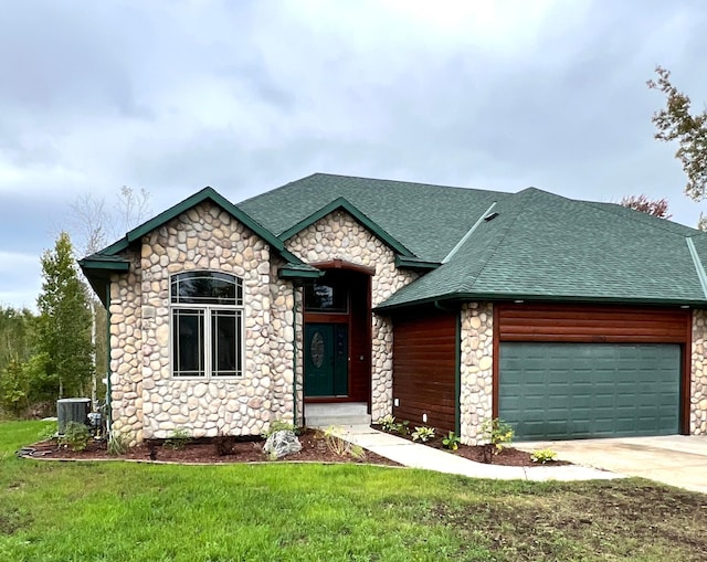 view of front facade featuring a garage and a front lawn