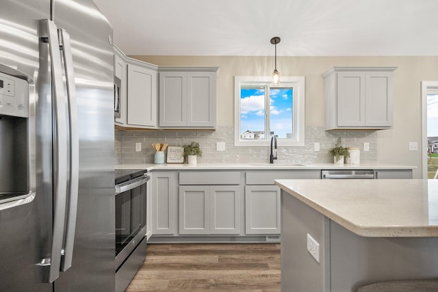 kitchen with stainless steel appliances, dark wood-type flooring, sink, and tasteful backsplash