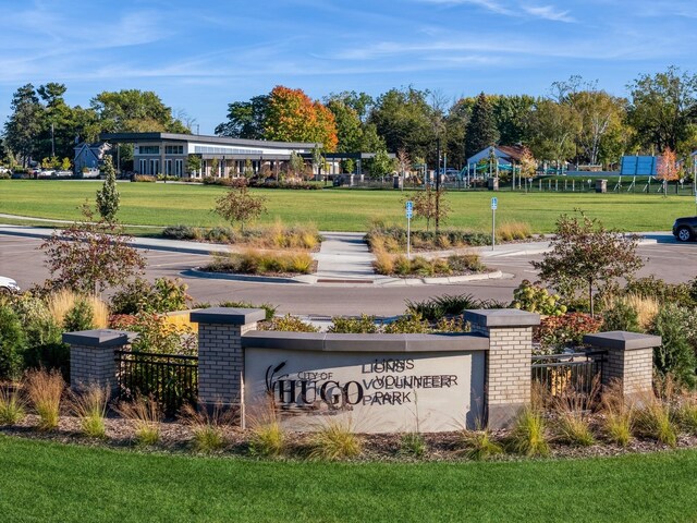 community sign featuring a yard