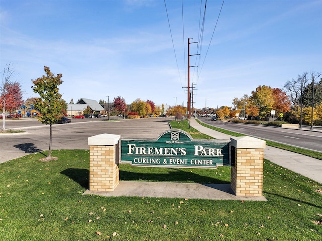 community sign with a lawn