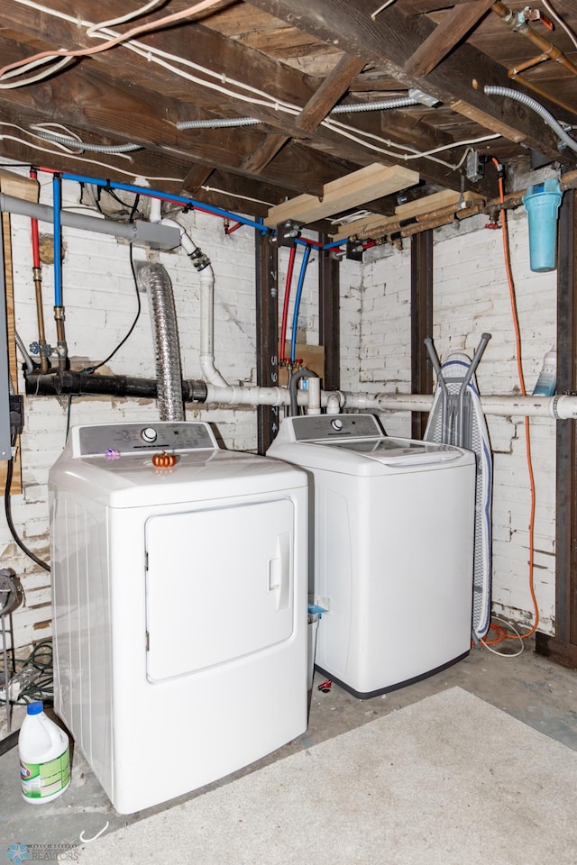 807 4th St S, Moorhead, MN 56560 - laundry area featuring washing machine and dryer