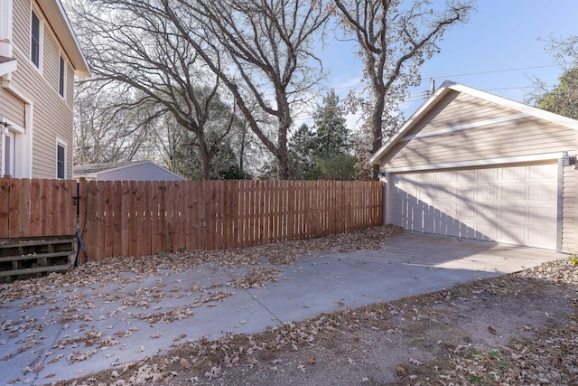 view of yard featuring an outdoor structure and a garage