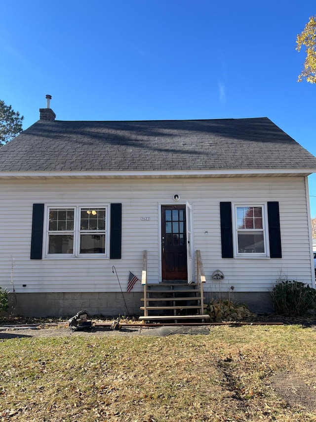 view of front of house with a front lawn