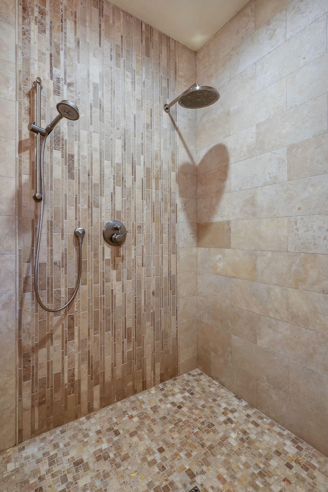 bathroom featuring tiled shower